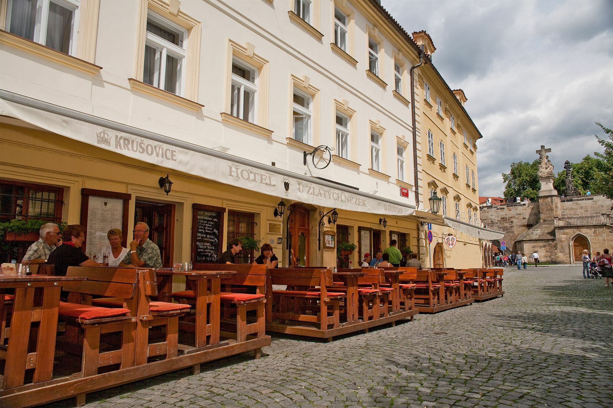 Hotel At The Golden Scissors Praga Zewnętrze zdjęcie